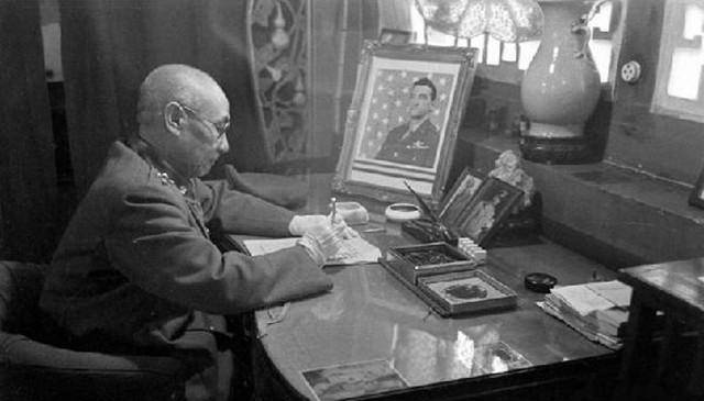 因执意娶寡嫂与父决裂,放弃优渥生活远走,后穷到买不起机票回国