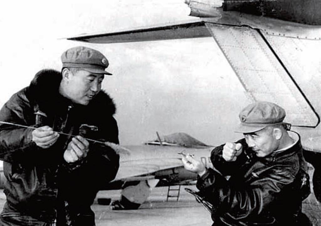 1956年,中国击落美军飞机,打死16名美军,美国出动3艘航母抢尸