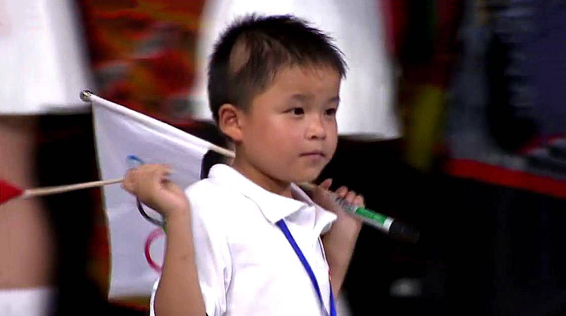 汶川大地震发生时,汶川县映秀镇渔子溪小学的孩子们正在上课,突然教学