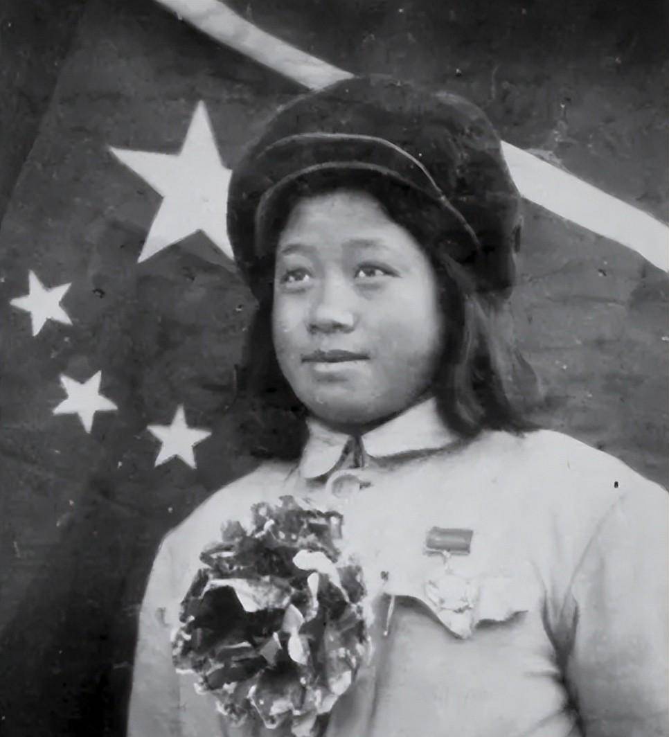 当时气温寒冷,有一队战士过河时,结冰的河水把战士的脚全冻坏了