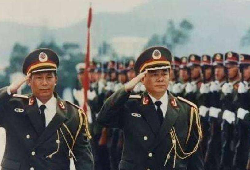 97年香港回归,交接仪式指挥官霸气喊出:你们可以下岗,我们上岗