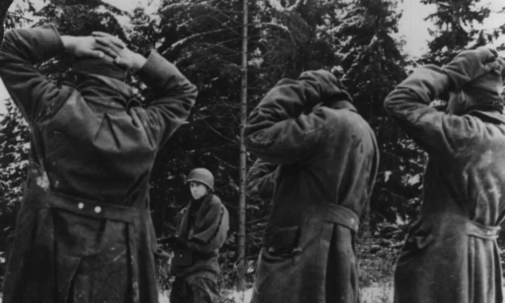 上图_ 阿登战役中被俘的德军所以,通过全景式展现1944年6月到12月