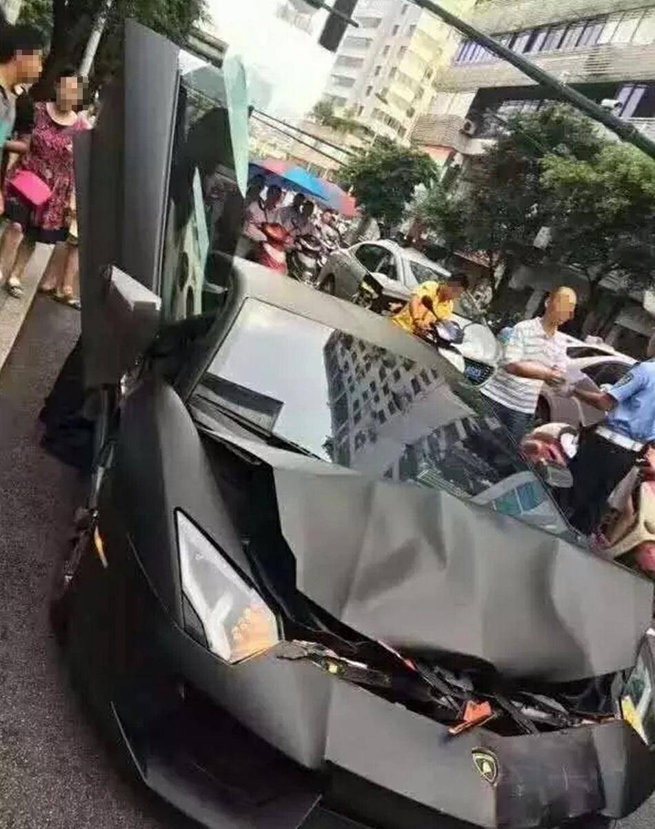 该车与大众途观在同向行驶时,不知何故竟然一头撞在了大众途观上,结果