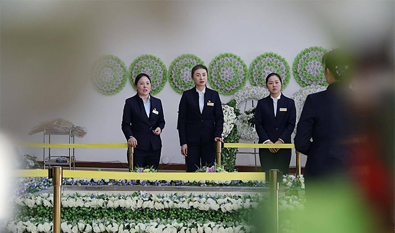 在殡仪馆20年,她每天穿梭于冻尸和棺材之间,一年5000场告别仪式