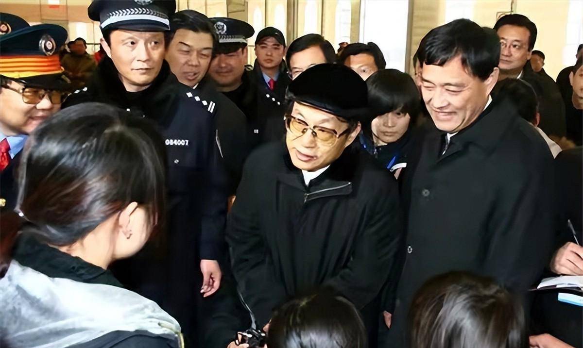 "高铁一姐"丁书苗,曾是农妇靠贩鸡蛋发家,却成了亿万富翁