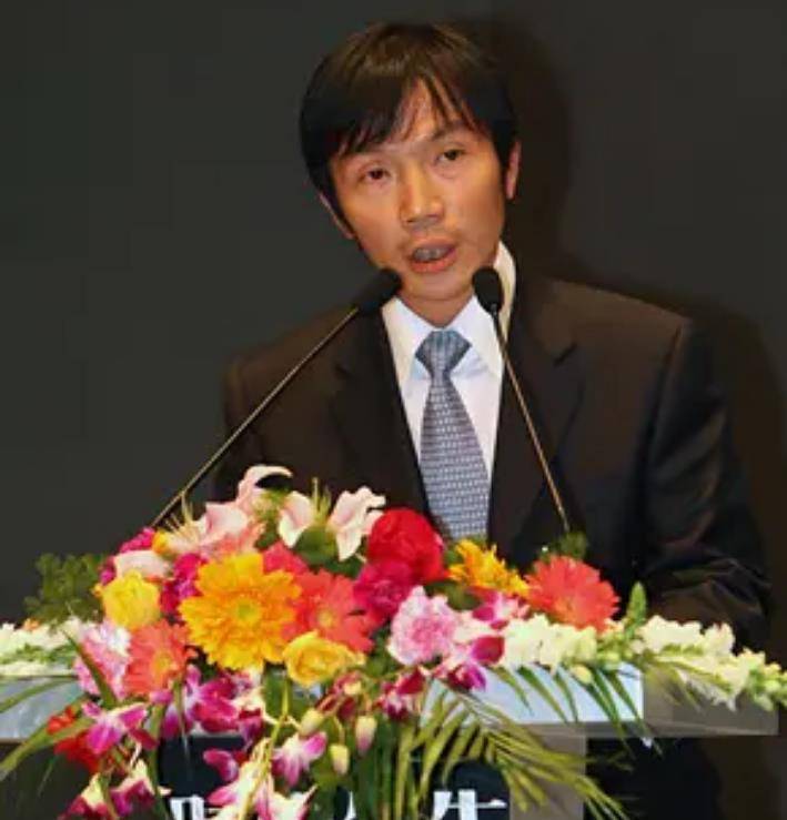 抛妻弃业玩摄影,曾因摄影摔断腰,和江一燕传绯闻_罗红_王蓉旻_父亲