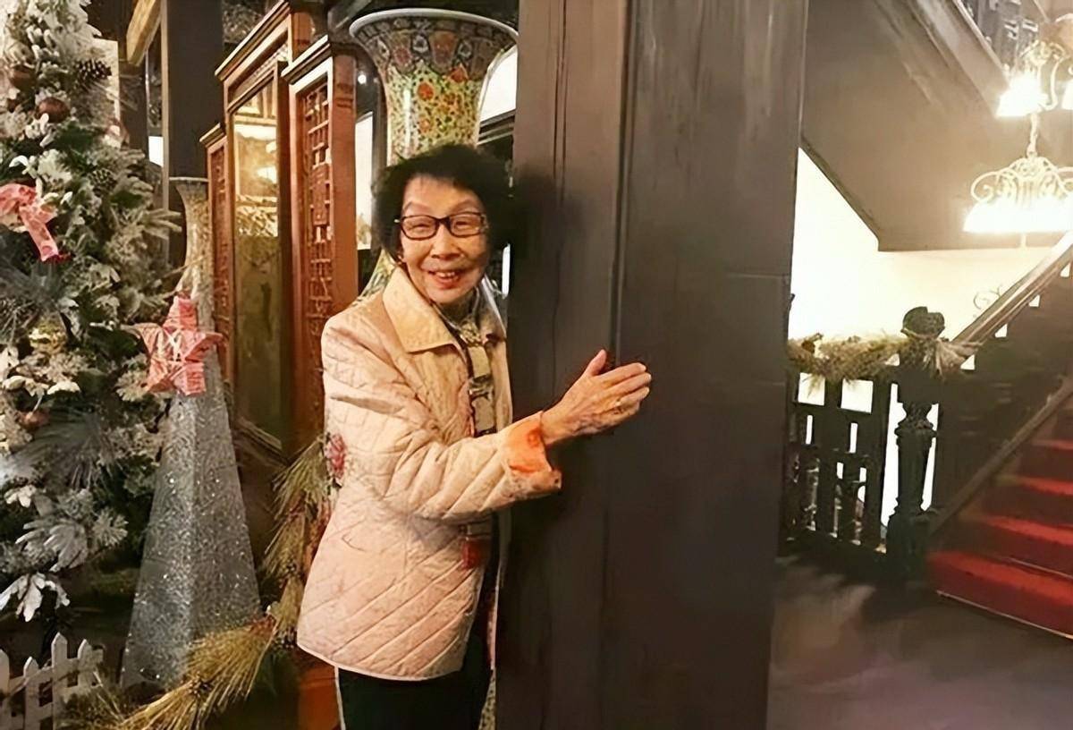 2017年杜月笙女儿再游上海,九旬老人提起陈年旧事,掩面而泣