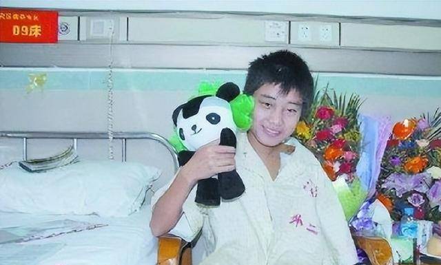 汶川地震中,那个为救同学"自断左臂"的12岁少年,如今怎么样了