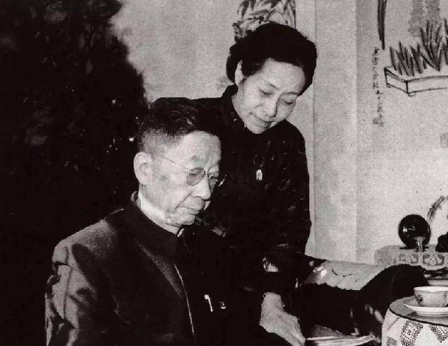 老舍之子舒乙:曾在公园陪父亲遗体坐了一整天,一生夹着尾巴做人