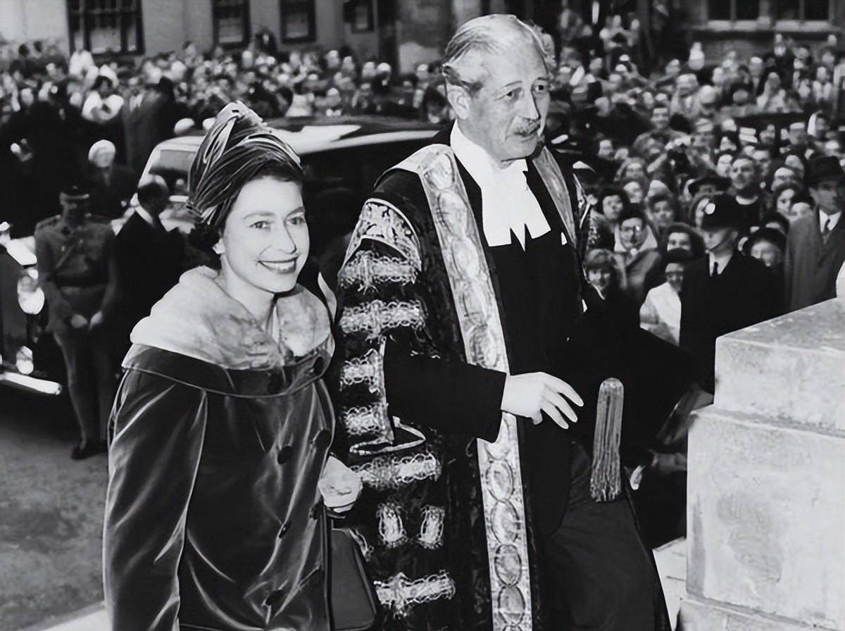 1952年2 月,乔治六世去世后,伊丽莎白作为国王的长女继承了王位,并于