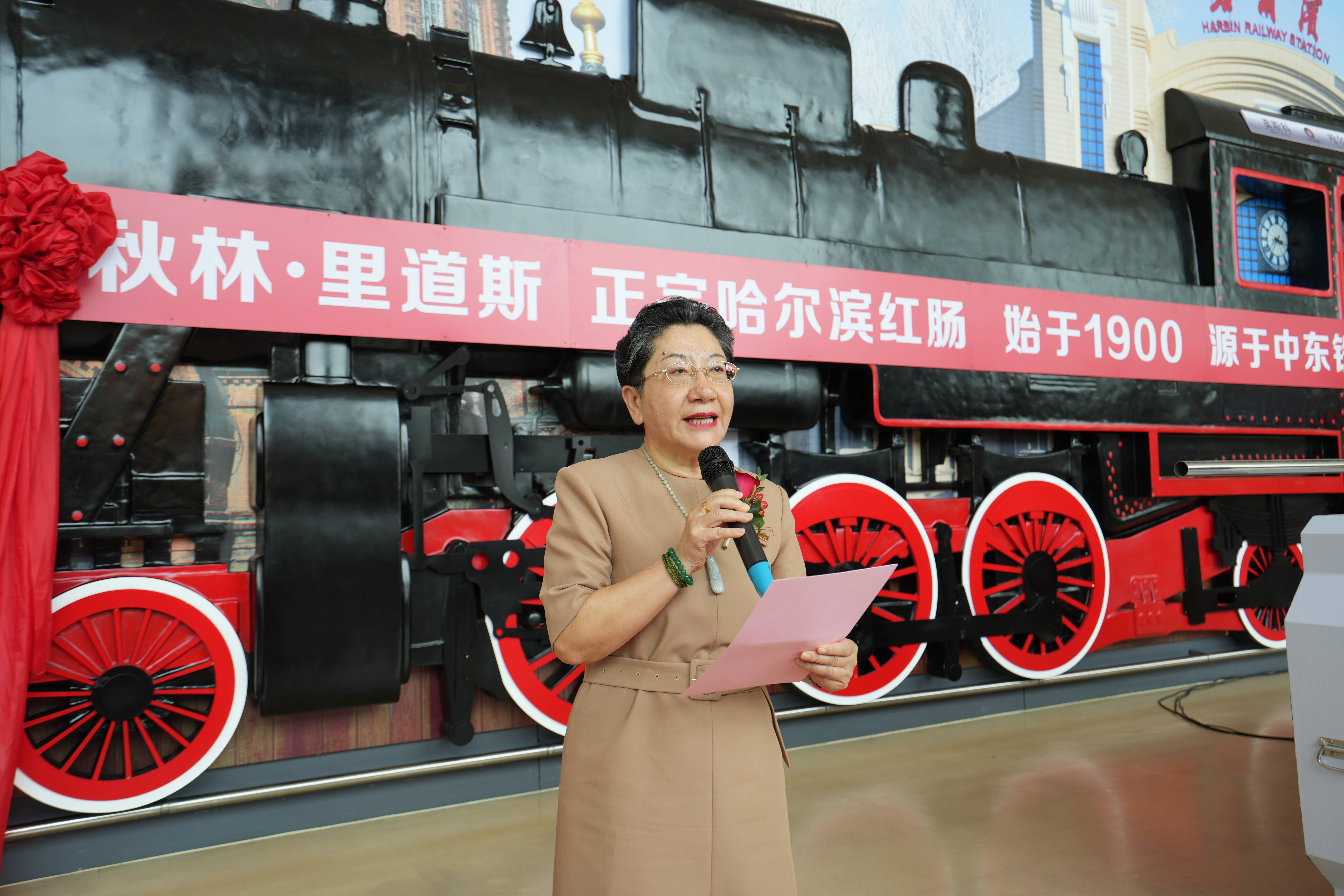 活动现场,主持人向领导嘉宾,各新闻媒体,全国旅客朋友们介绍了秋林里