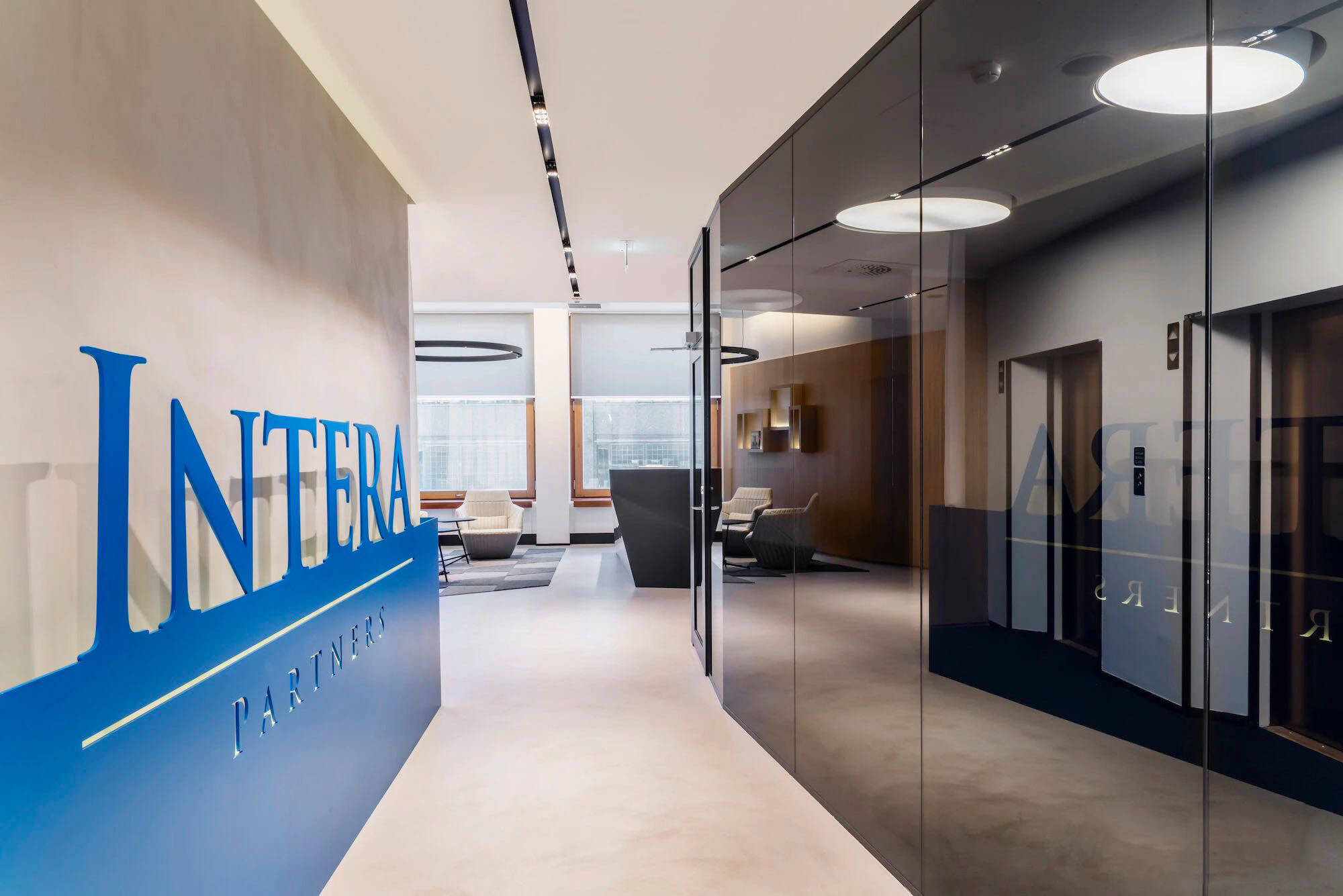 健康与高效:简约风格办公空间设计,营造舒适开放的工作环境