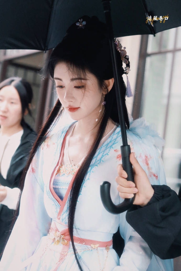 鞠婧祎衣服吊带断了,临危不乱的小鞠真的太棒了