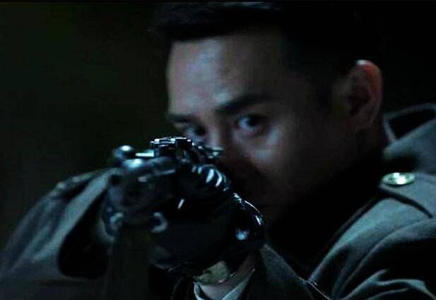 一场大师级别的暗杀行动肯定不止一个杀手,另外一个杀手突然出现,他一