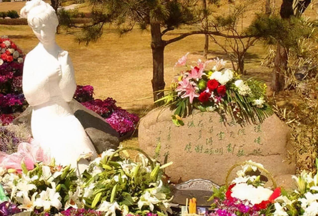 陈晓旭骨灰安放仪式:父亲几度哽咽,长跪于地,墓地旁建豪华雕像