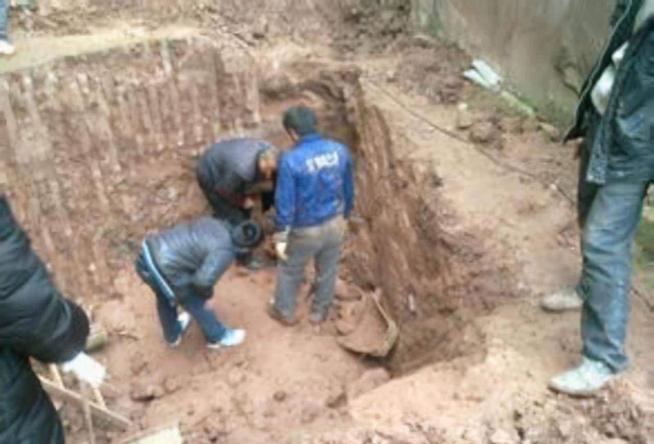 龙治民家地窖的尸体挖掘工作足足进行了两天,经过清点,坑里一共挖出来