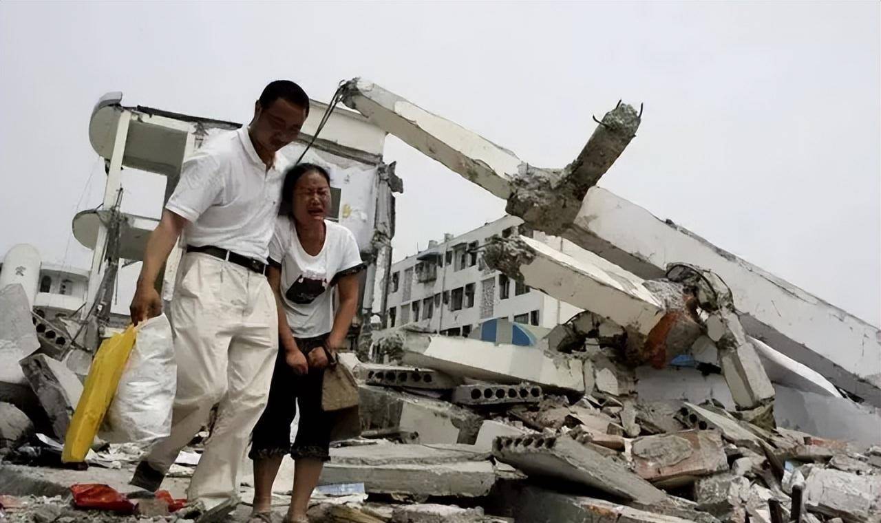 汶川地震后,程林祥找到被深埋的儿子,背着他遗体走25公里回家