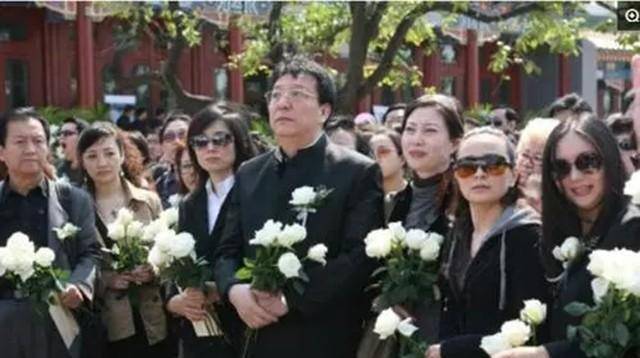 父亲几度哽咽,长跪于地,墓地旁建豪华雕像_红楼梦_黛玉_毕彦君