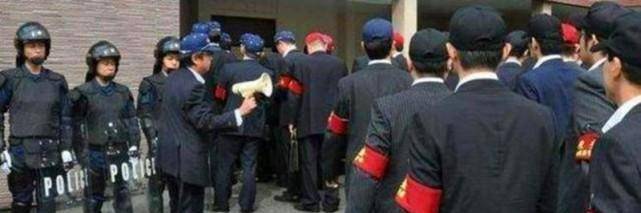 娇妻自杀后,失业男子成湖南黑帮头目,威胁公安局长,2000年落网