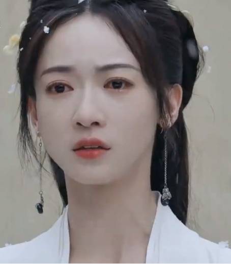 吴谨言内娱新人设"掌公主",地狱恶犬吉娃娃,天生适配复仇者