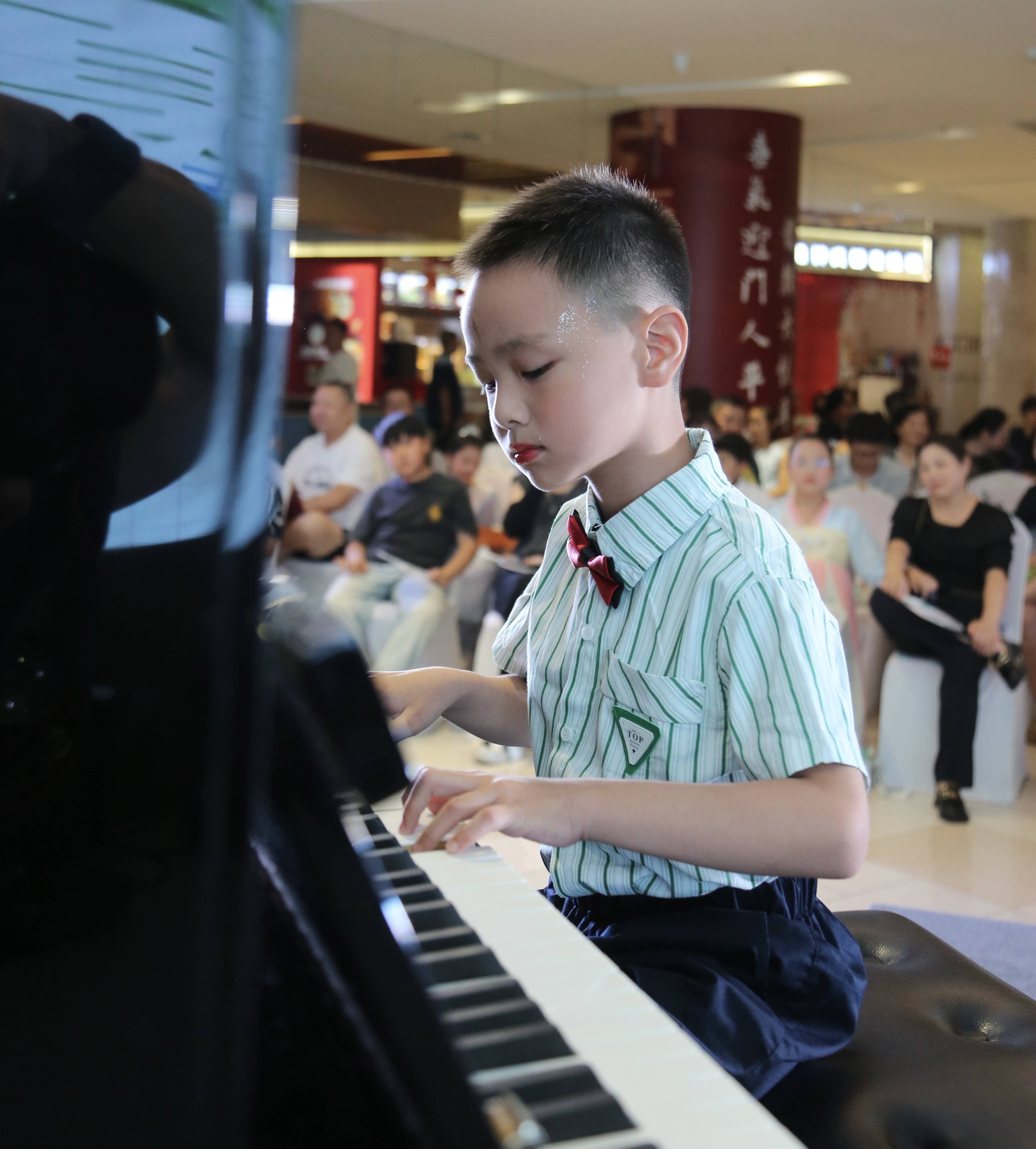 余沐阳演奏的《杂耍表演》和《轻轻划》充满活力,胡子涵的