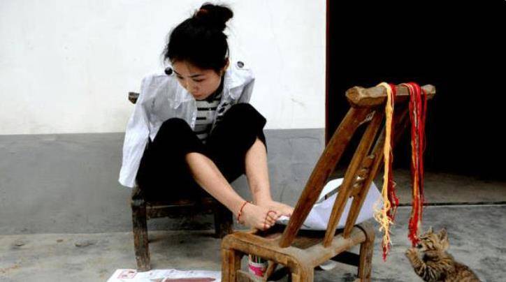 90后"无臂女孩"杨佩:9岁失去双臂,一度靠乞讨为生,逆袭成大老板