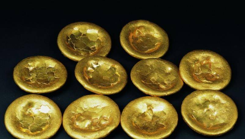 按照专家的说法,这些金块应该叫金饼.