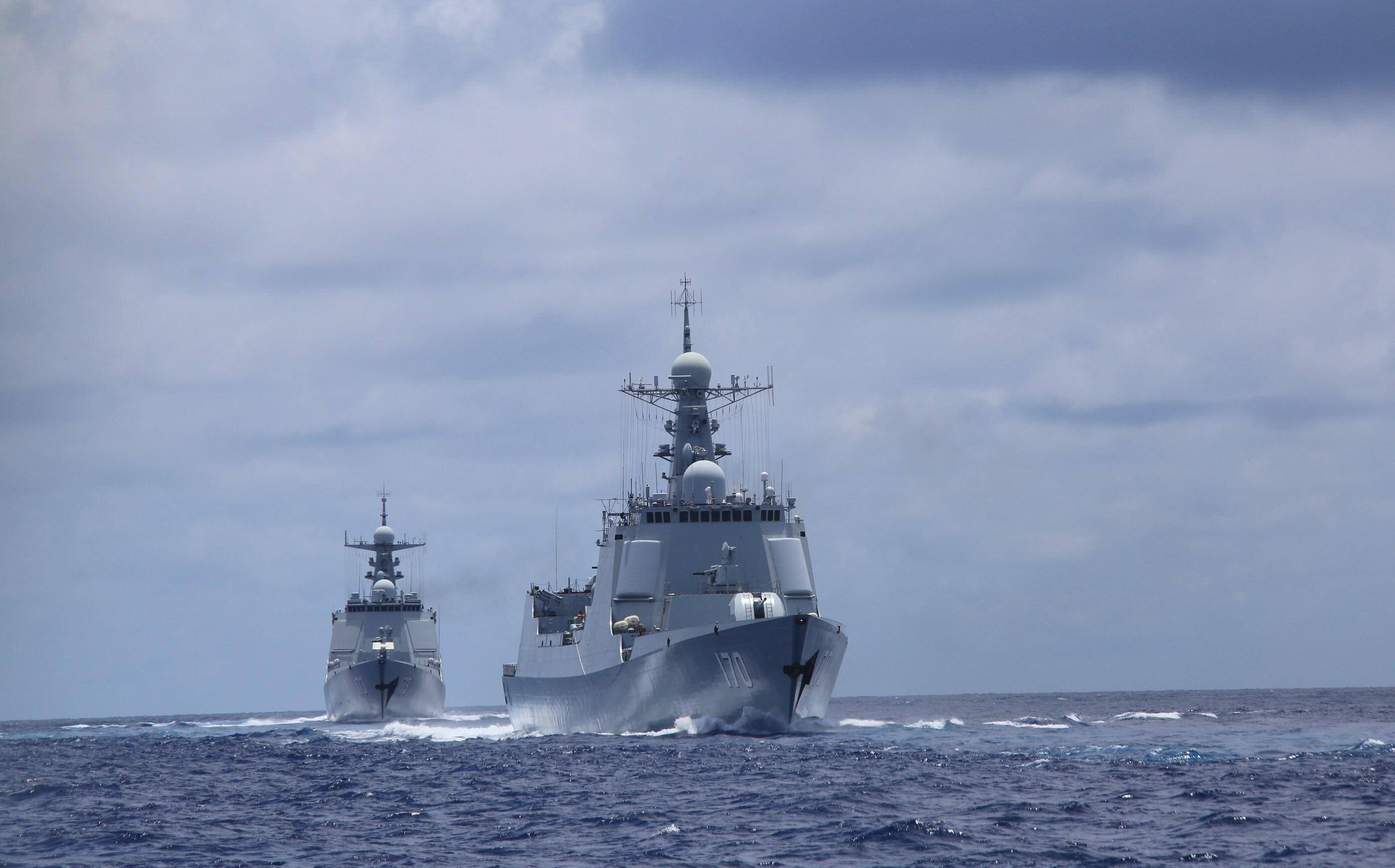 三艘055万吨驱逐舰南海展威,美双航母舰队敢来挑战?