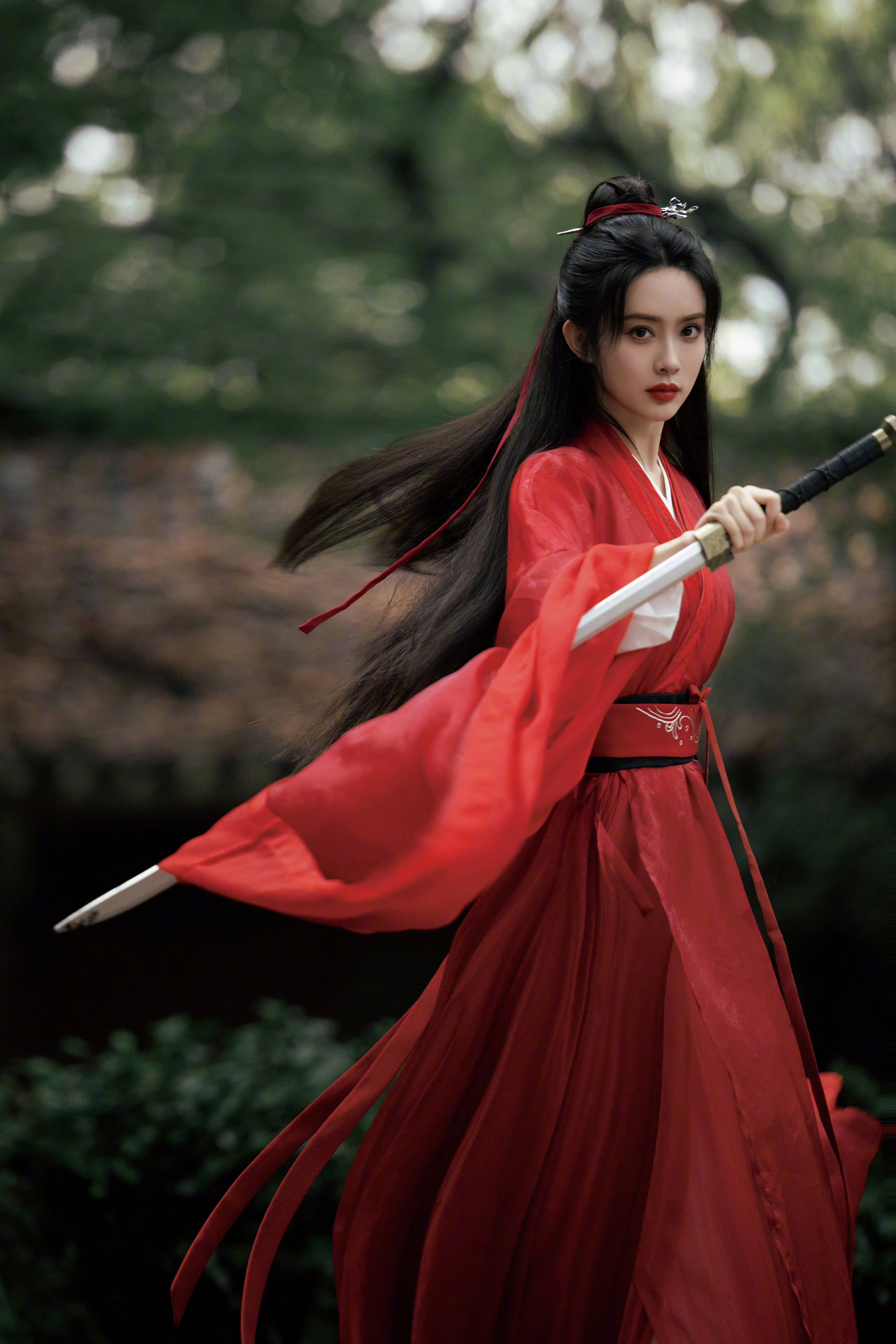 孟子义变身红衣女侠客 仗剑走天涯英气十足-搜狐大视野-搜狐新闻