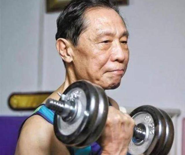钟南山:小时候看武侠飞檐走壁,就打了一把伞从三楼跳了下去