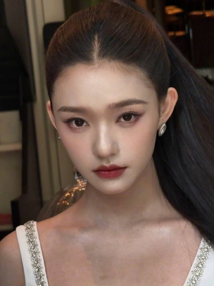 林允穿白色吊带性感纯欲 锁骨放圣女果身材吸睛-搜狐大视野-搜狐新闻