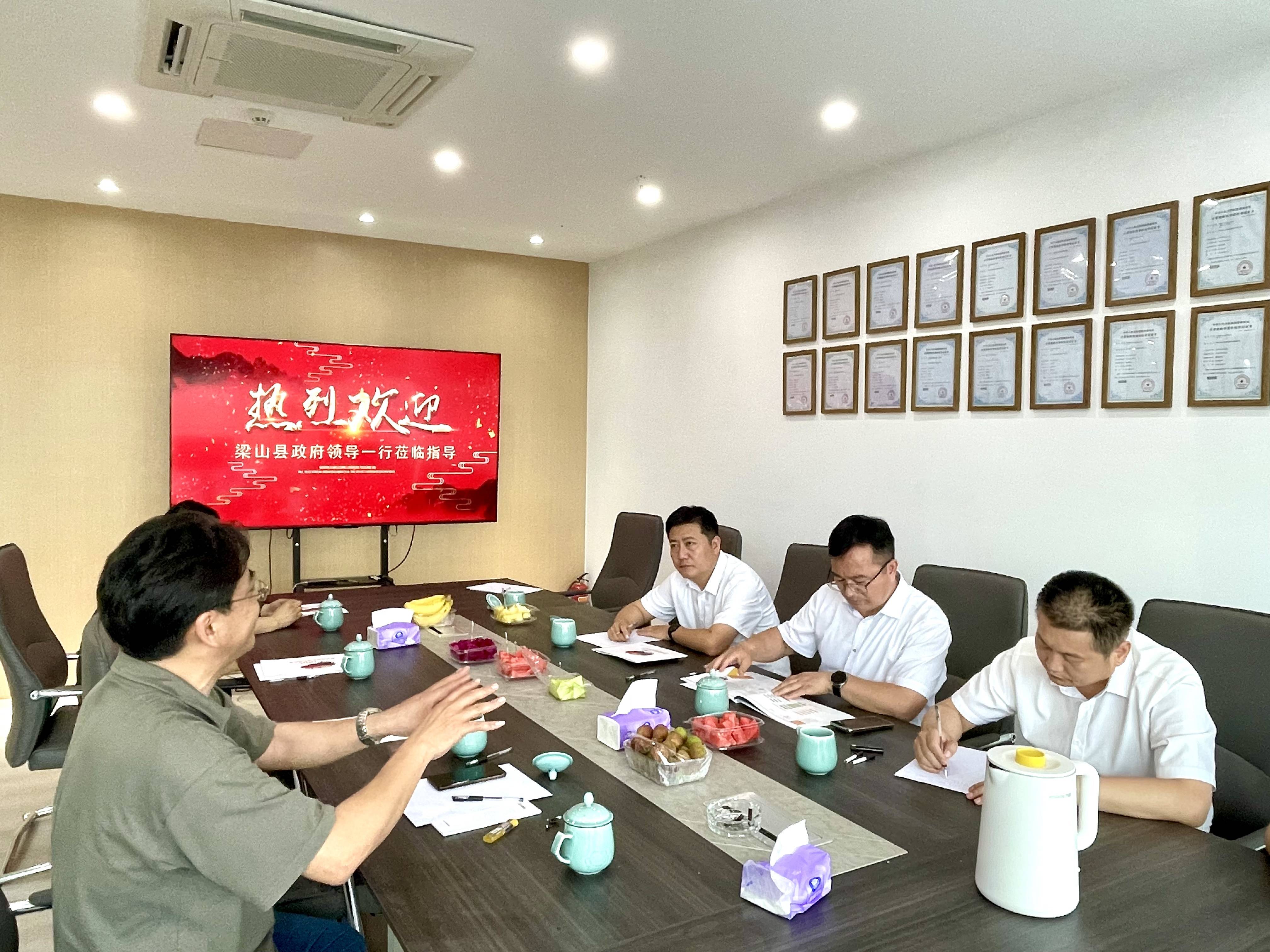 在公司的数字化展厅,总经理池海峰介绍了公司的发展历程,以及印刷行业