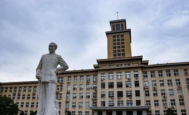 小山村出了一位名牌大学生,这在赵父赵母眼里,当然是个天大的好消息.