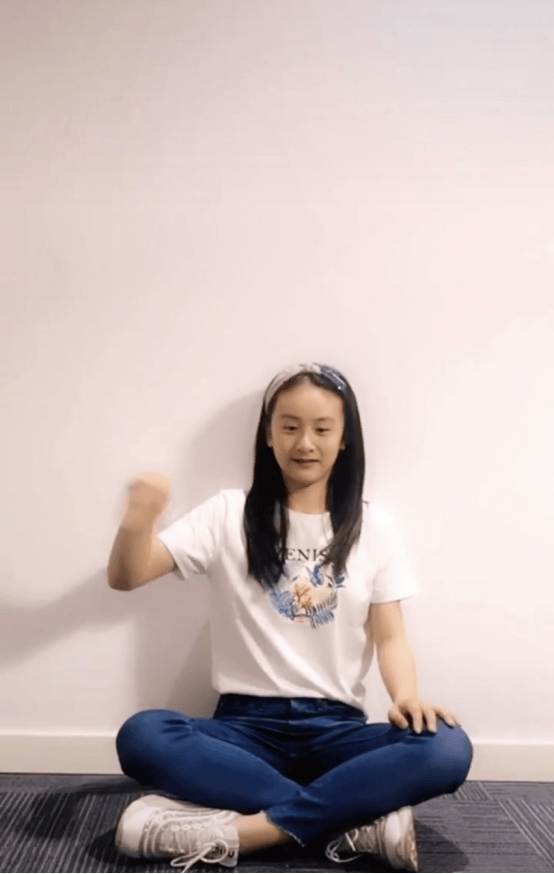 45岁田亮携儿女现身英国,儿子跟他长得一模一样,女儿穿短裙皮肤好黑但