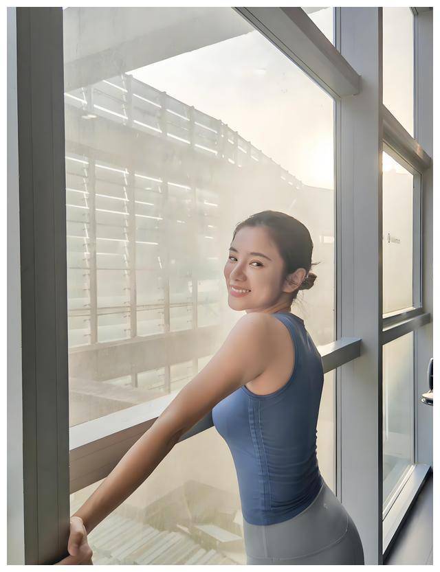 她是浙江台女神级主持人伊一,长相清纯却身材火辣,难怪红的一塌糊涂!