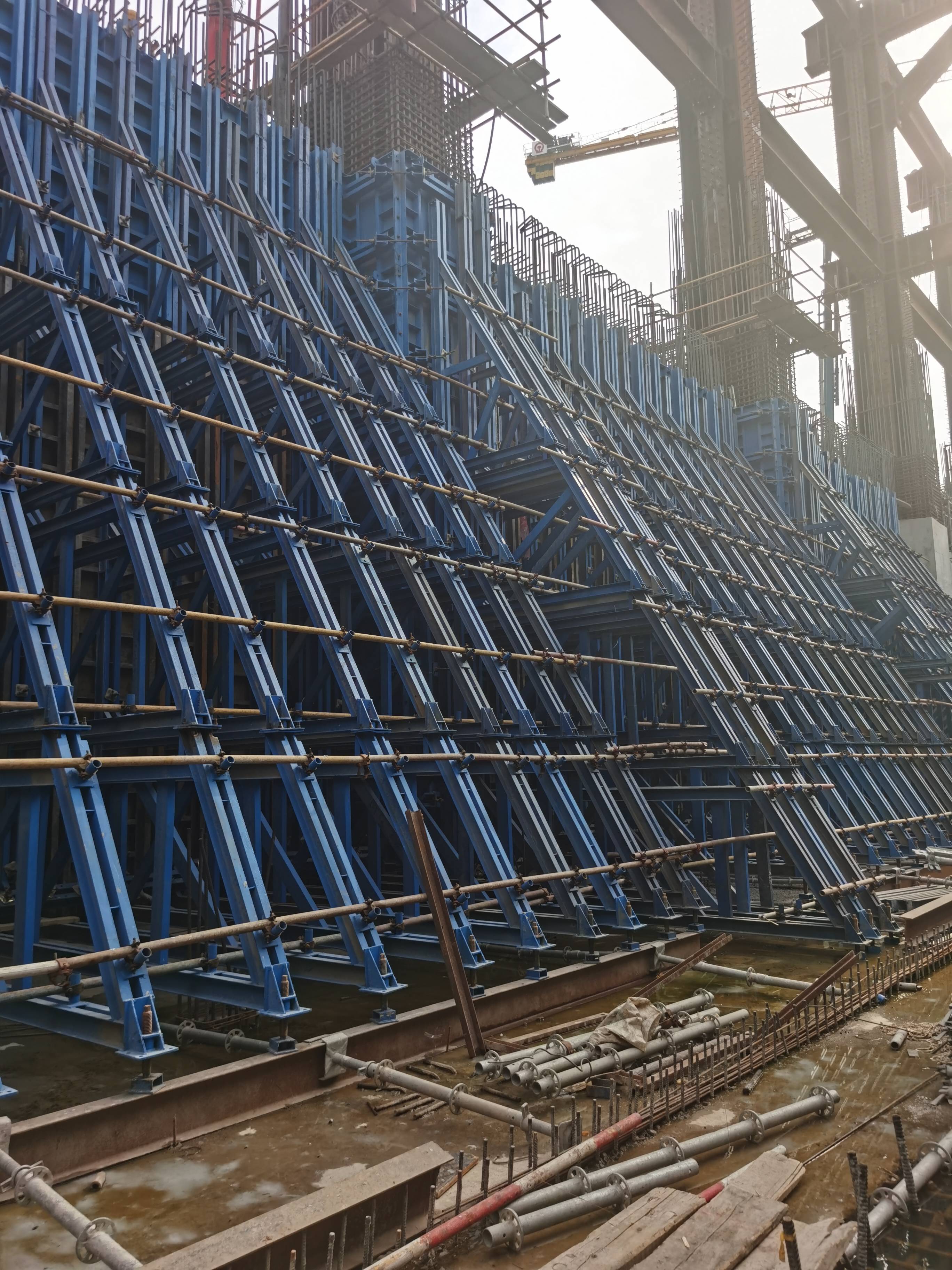 地铁车站超高墙体单侧支模施工工法
