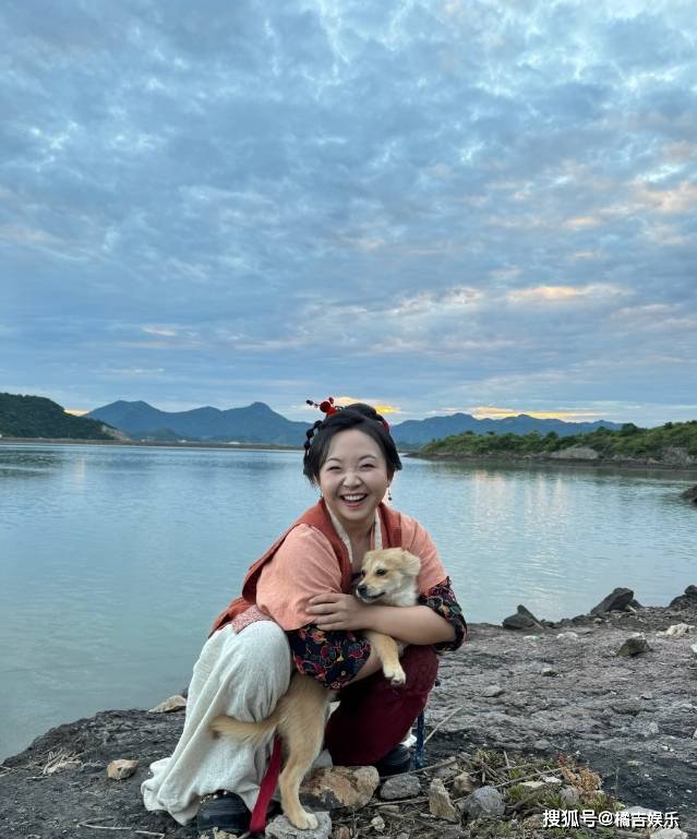 原创            李嘉琦发文告别芬芳喜事，疑惑李嘉琦是谁？小辣子短剧每次杀青-李嘉琪的小助手有哪些