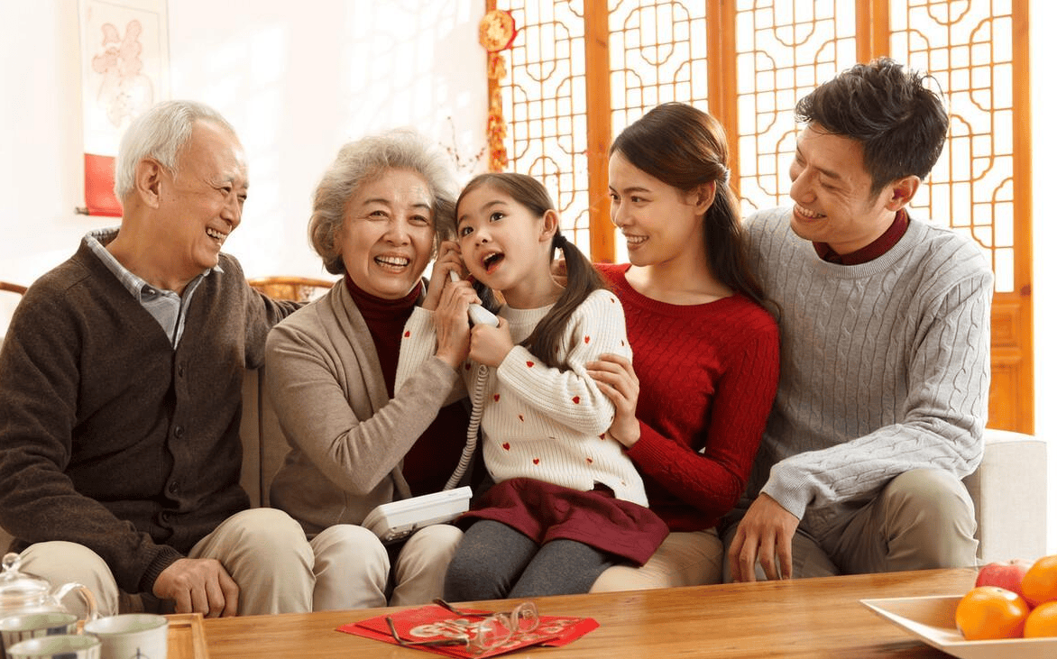 人过四十我才发现:父母有无退休金,间接影响了一家人的生活质量