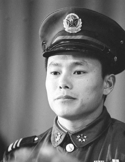 90年代勇斗歹徒的军人英雄——徐洪刚,便是这个时代当之无愧的英雄