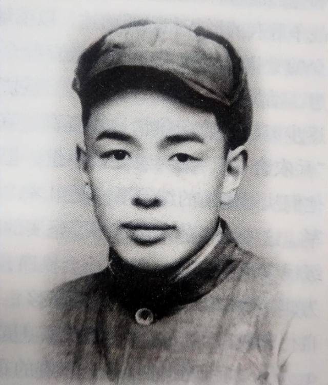 1938年,年仅13岁的李立功毅然参军入伍,与无数同样年轻的革命先烈一同