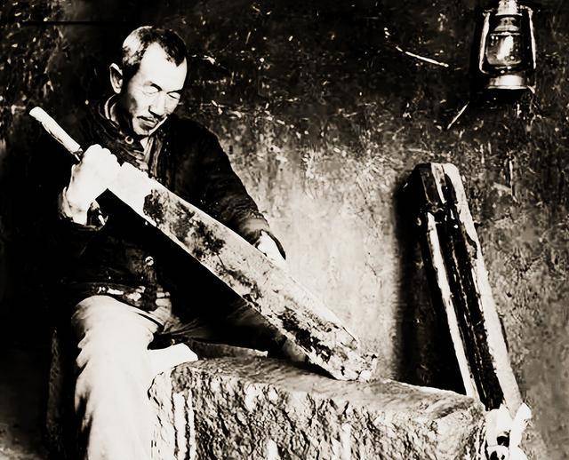 1937年,两个日军进村扫荡,一位民间高手用铡刀连斩两人