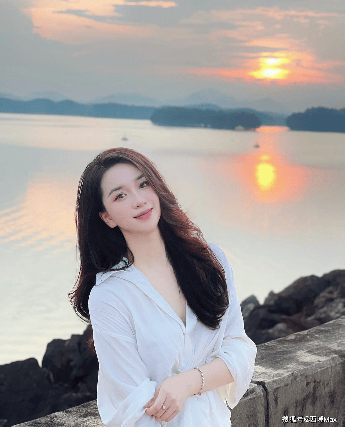 夕阳下的气质美女,优雅运动风穿搭唯美演绎!