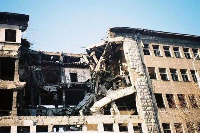 中国大使馆被炸,奥尔布莱特半夜起床道歉,看中国大使咋处理的?