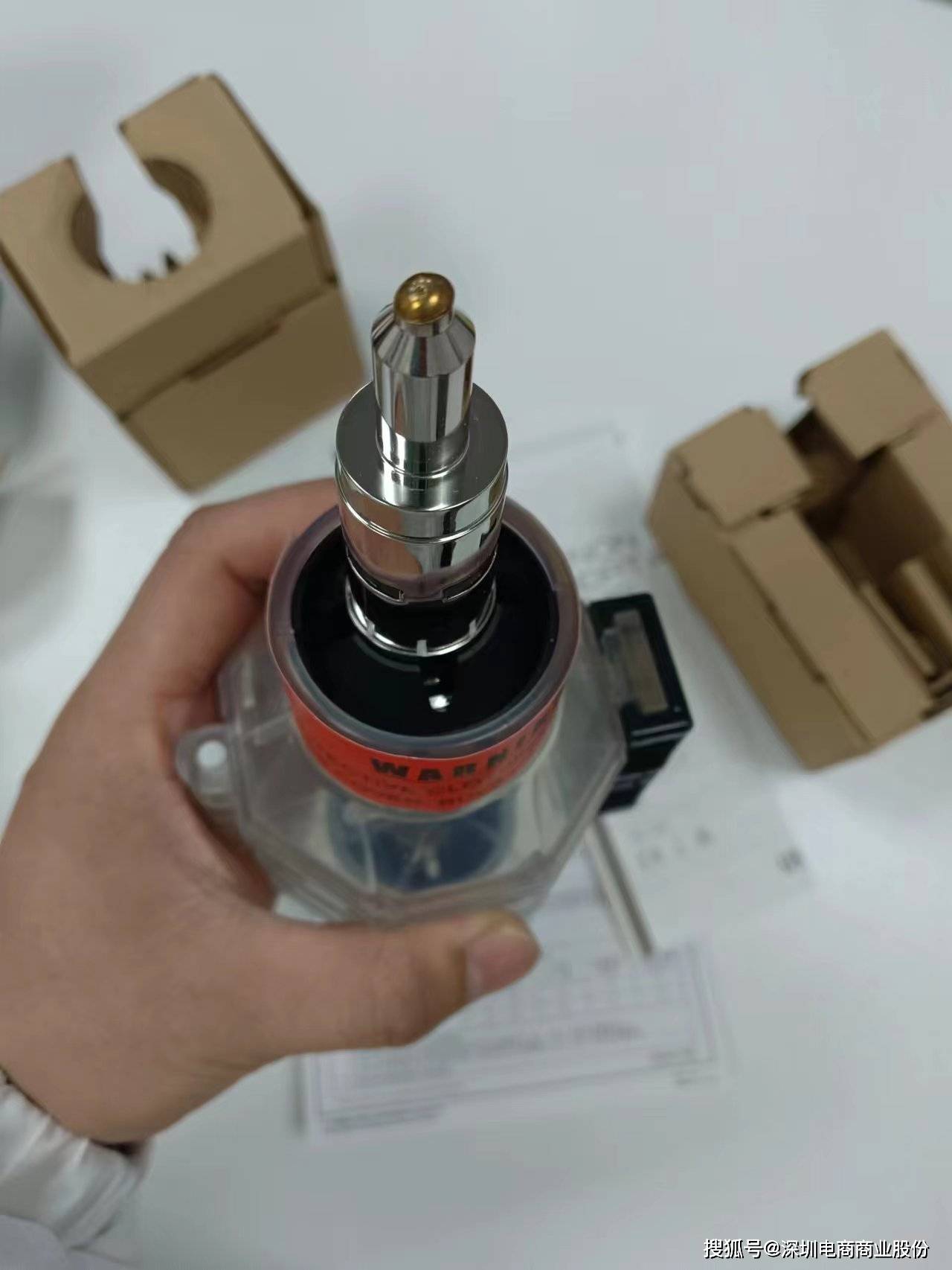 高气体填充压力提供高亮度和高发光效率.