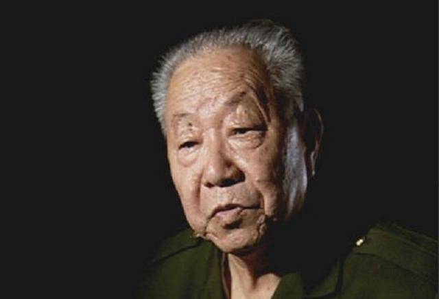 皮定均追悼会上,一位老兵痛哭老军长,有人指认:他是枪神张桃芳