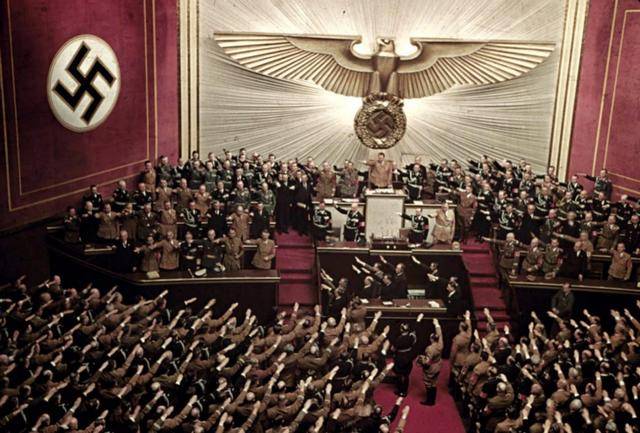 还是被希特勒用来旋转了四分之一圈的纳粹党标志,这个符号在诞生之初