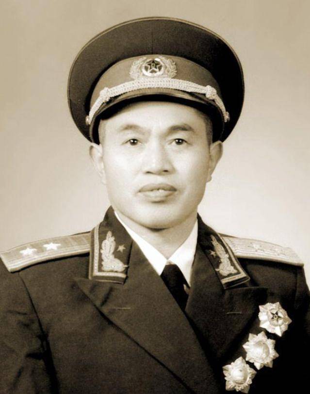 皮定均追悼会上,一位老兵痛哭老军长,有人指认:他是枪神张桃芳