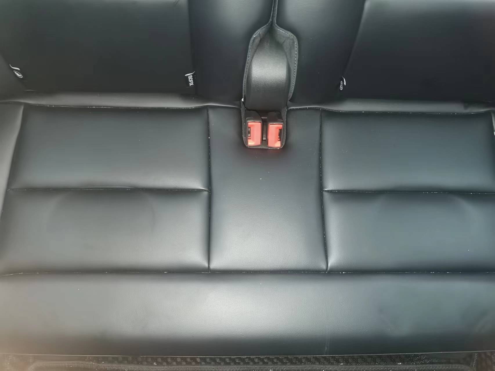 后备箱空间也大得一匹,平时第三排不坐人就放倒当成大5座来使,拉得