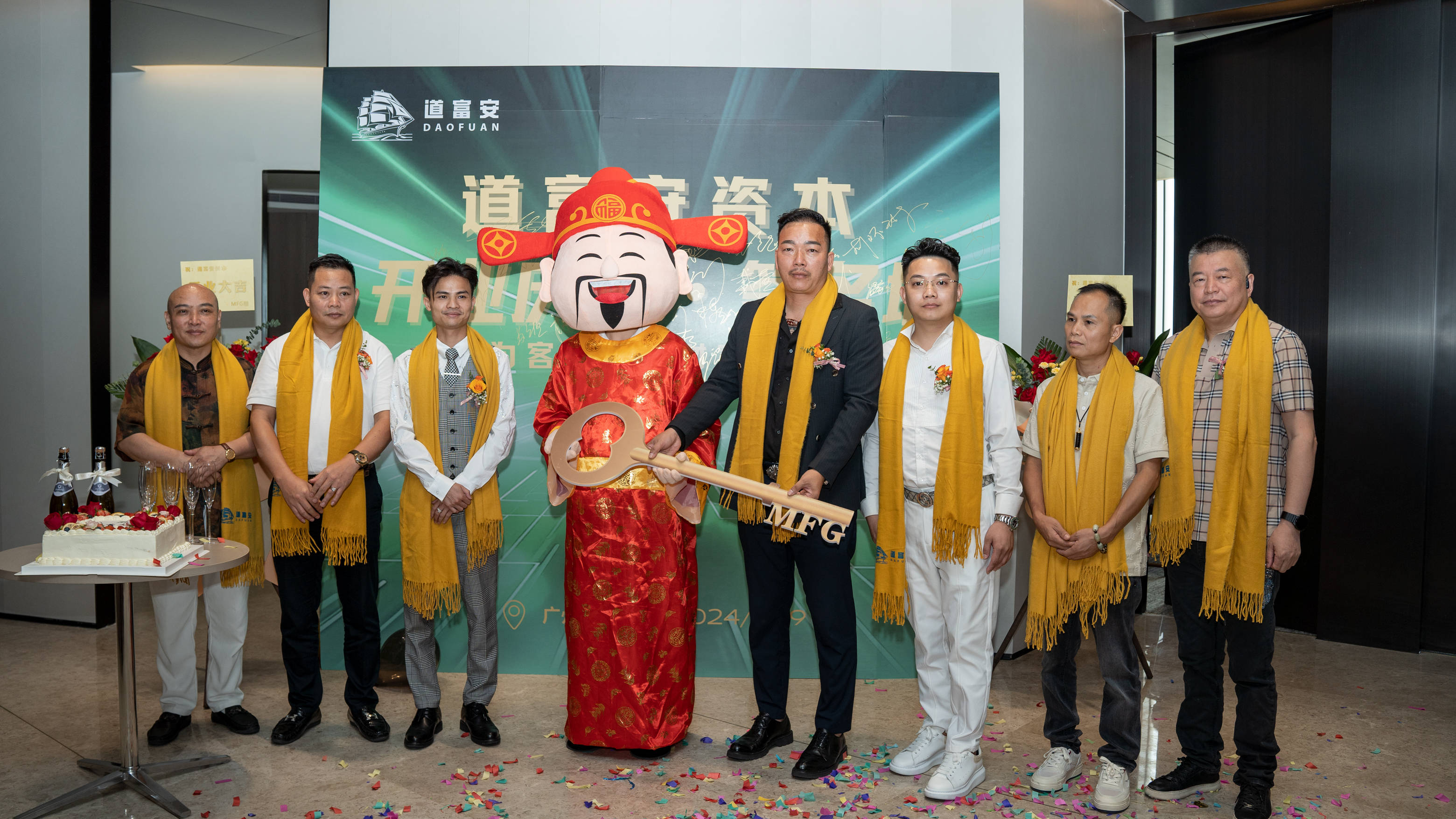 庆典现场,嘉宾云集开业庆典现场布置得豪华而庄重,高端的设备和精美的