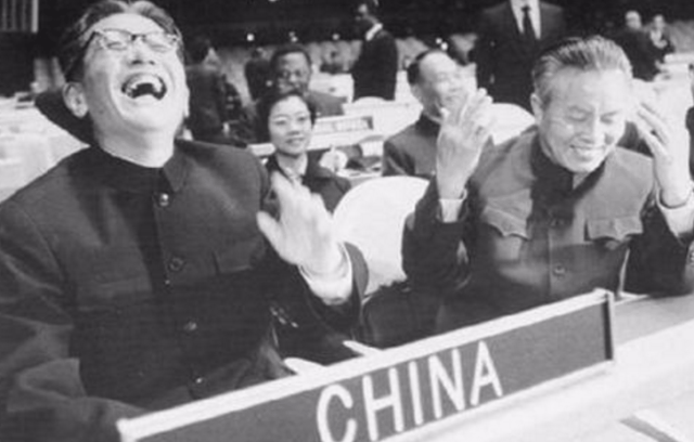 国总部前院属于中国的那根旗杆,一直挂的是台湾国民党的青天白日旗